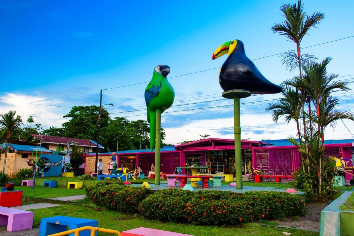 [:es]Tortuguero, un pueblo de cuento de hadas escondido en Costa Rica[:en]Tortuguero Village, a fairytale little town hidden in Costa Rica[:]